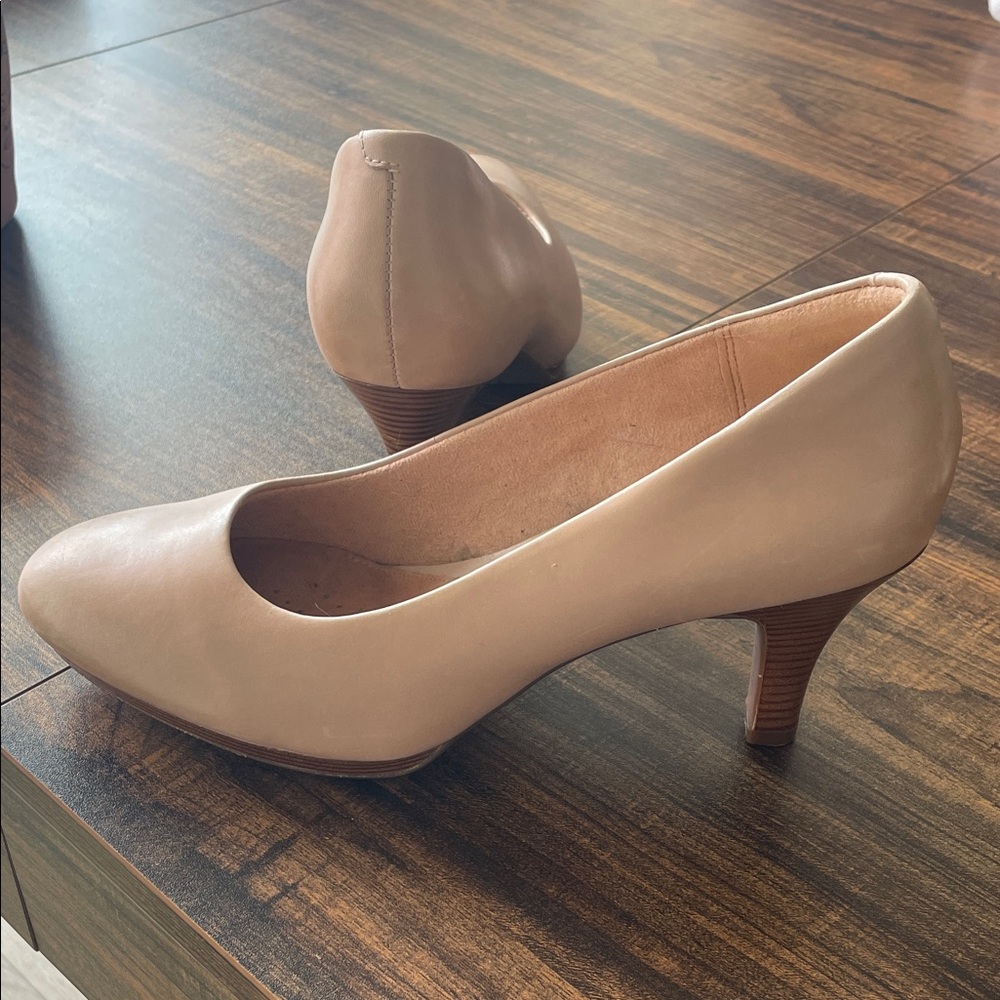Clarks Artisan Tan Women's Heels Pumps - Picture 7 of 11